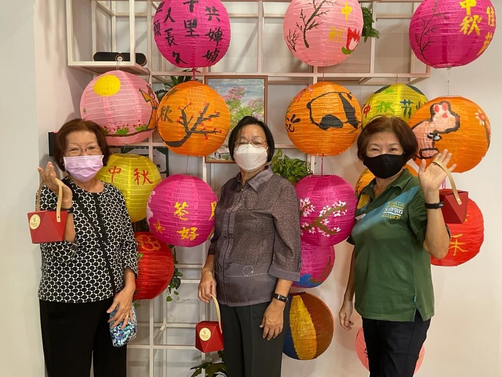  ​Yong-en Care Centre seniors posing gamely with their sponsored mooncakes and beautifully decorated lanterns