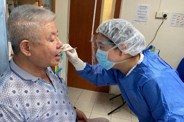  ​Senior Staff Nurse Peng Cheng Yu screening an elderly resident for oral frailty.PHOTO SINGAPORE GENERAL HOSPITAL