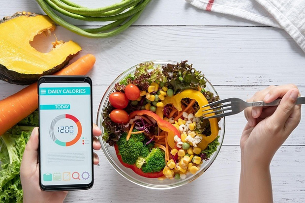  ​While meal tracking can help you achieve health goals, it is also important to track correctly and to know when to stop. PHOTO ISTOCKPHOTO 