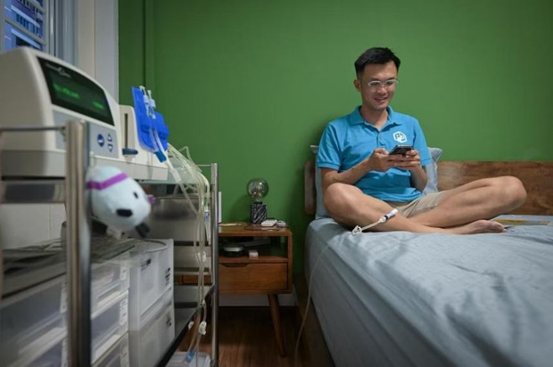 ​Mr Kenneth Ng, who found out his kidneys were failing in 2019, started on peritoneal dialysis in July 2023. ST PHOTO NG SOR LUAN 