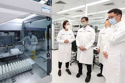 Health Minister Ong Ye Kung (second from left) being briefed during his visit to one of Mirxes' laboratories. BT PHOTO YEN MENG JIN