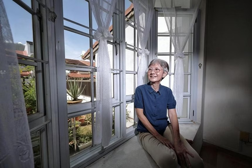  ​Madam Yau Li Heong said she could admire the birds and flowers in her garden after recovering from the cornea surgery. ST PHOTO KEVIN LIM 