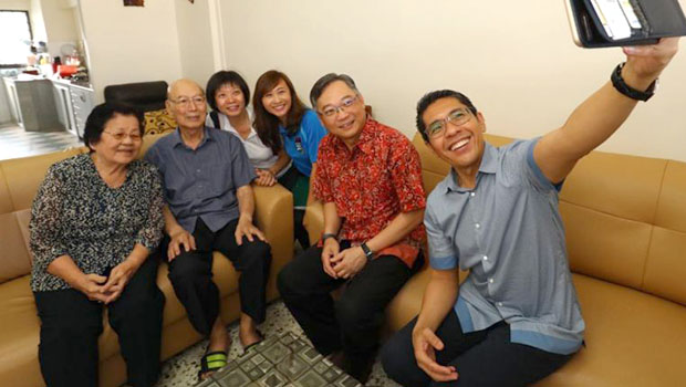  ​Health Minister Gan Kim Yong (second from right) and Senior Minister of State for Defence and Foreign Affairs Maliki Osman (extreme right) visiting residents involved in the Health Peers Programme.   PHOTO LIANHE ZAOBAO