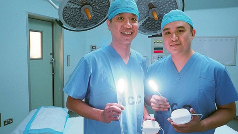 ​Associate Professor Tan Ngian Chye (left) and Dr Kevin Koh with the Klaro, a lighting device that is used for open surgery and is cooler than regular LEDs, so it does not damage any surrounding body tissue.PHOTO NATIONAL CANCER CENTRE
