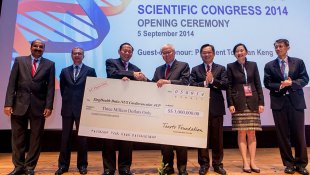  ​Photo President Tony Tan receiving the gift of S$3 million from Mr Sukanto Tanoto atthe SingHealth Duke-NUS Scientific Congress 2014 in September. (L-R) Prof Ranga Krishnan, Dean, Duke-NUS; Mr Kai Nargolwala, Chairman, Duke-NUS Governing Board; Mr Sukanto Tanoto, Founder and Chairman of Tanoto Foundation Board of Trustees; President Tony Tan Keng Yam; Minister for Health, Mr Gan Kim Yong; Prof Ivy Ng, SingHealth Group CEO; Prof Terrance Chua, NHCS Medical Director