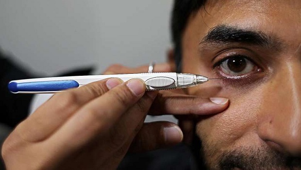  ​The treatment under trial now involves painlessly injecting a 1mm pellet, via a pen-like device, into a patient's eyeball. The injection takes around 10 seconds, is painless and does not damage the eyeball.  Photo Lian He Zao Bao. 